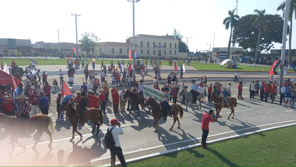 YdaelB's tweet photo. Nos reunimos junto al pueblo en  #SanctiSpiritus este 5 de mayo. La unidad es la clave para seguir construyendo una #Cuba mejor.

#AgriculturaCubana #SanctiSpiritusEnMarcha #MejorSinBloqueo https://t.co/9RbhA0vJHl