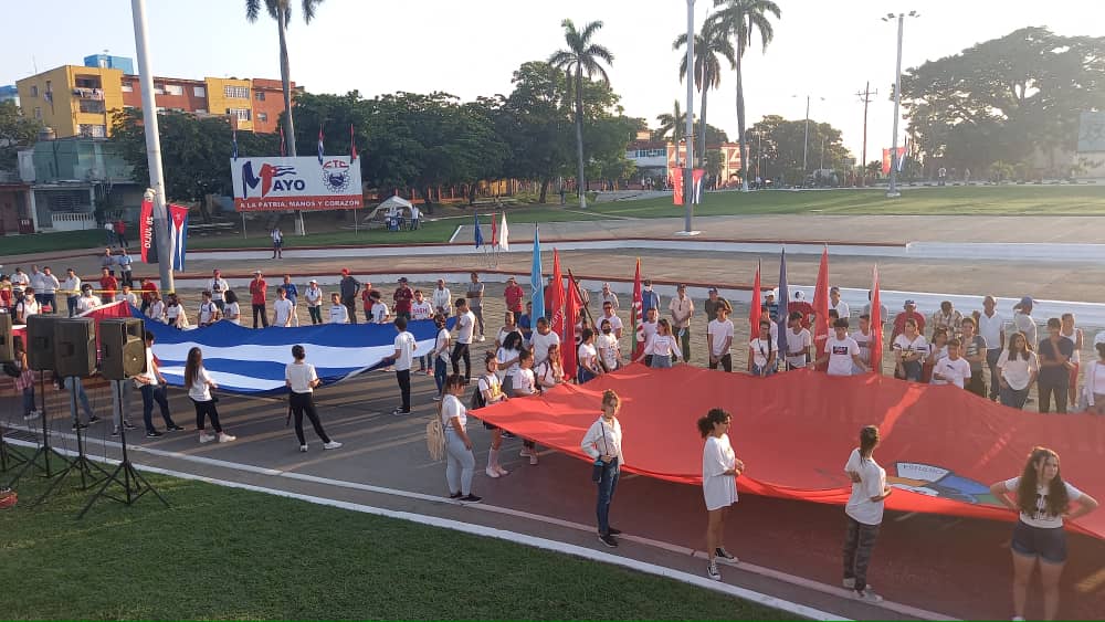 YdaelB's tweet photo. Nos reunimos junto al pueblo en  #SanctiSpiritus este 5 de mayo. La unidad es la clave para seguir construyendo una #Cuba mejor.

#AgriculturaCubana #SanctiSpiritusEnMarcha #MejorSinBloqueo https://t.co/9RbhA0vJHl