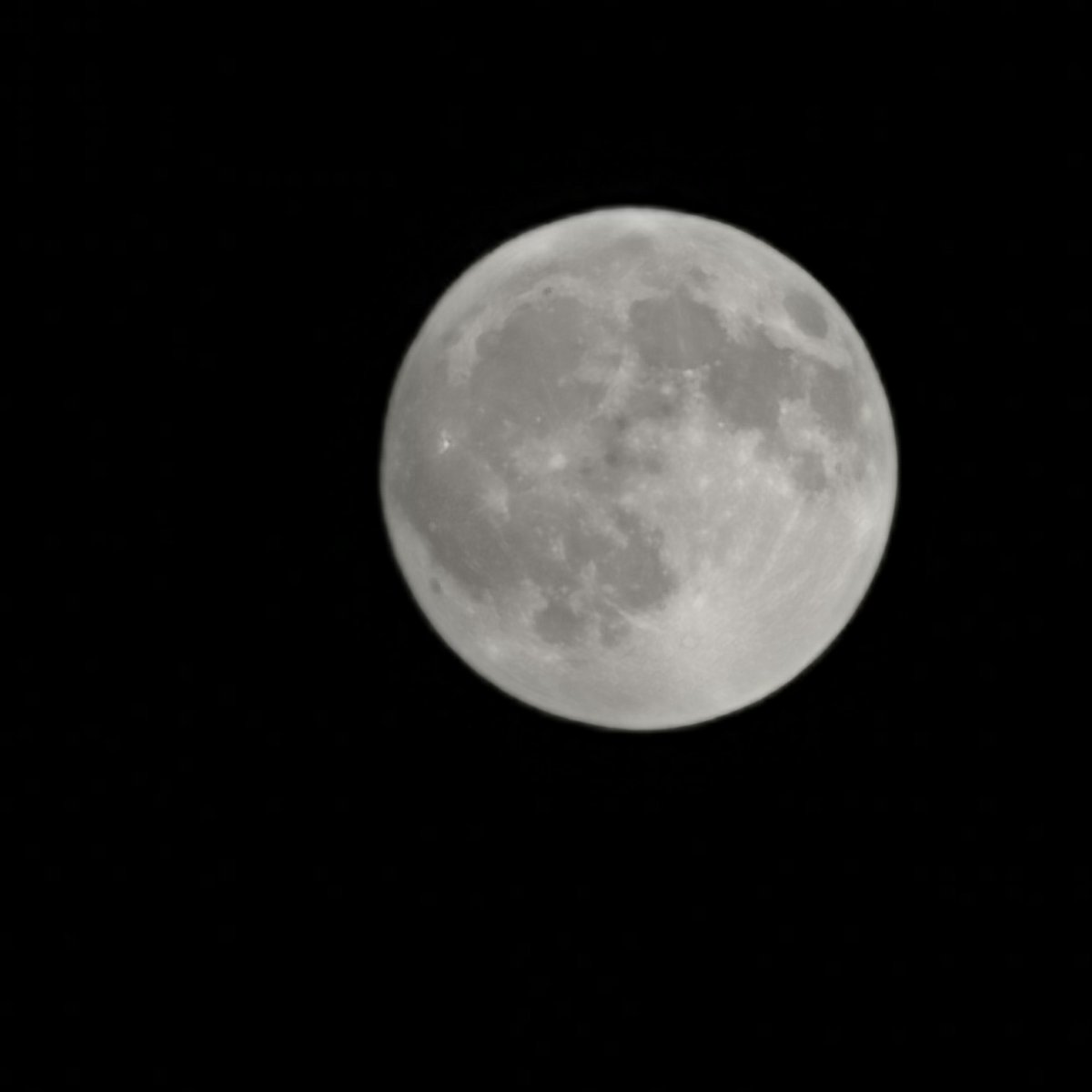 LiimaMac's tweet photo. @Syndicate Couple nights ago at work, 50x zoom and unzoomed https://t.co/MybWHvPiNC