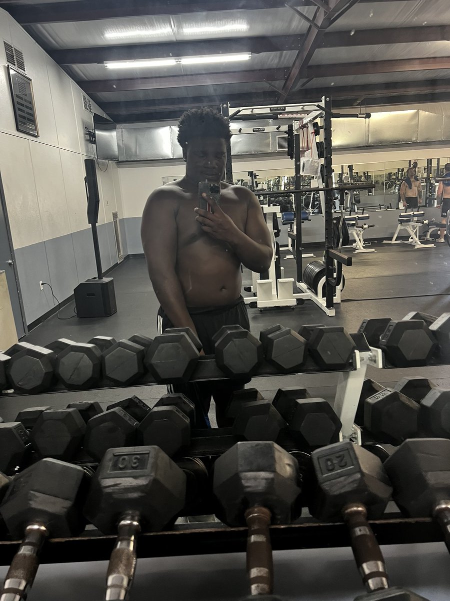 kevontay_wells's tweet photo. Let’s Work This Summer Break 🏋🏾♂️ Body Definition Coming Soon #OTime #BlueCollarAlert #WolfGang https://t.co/7vCucQLNkP