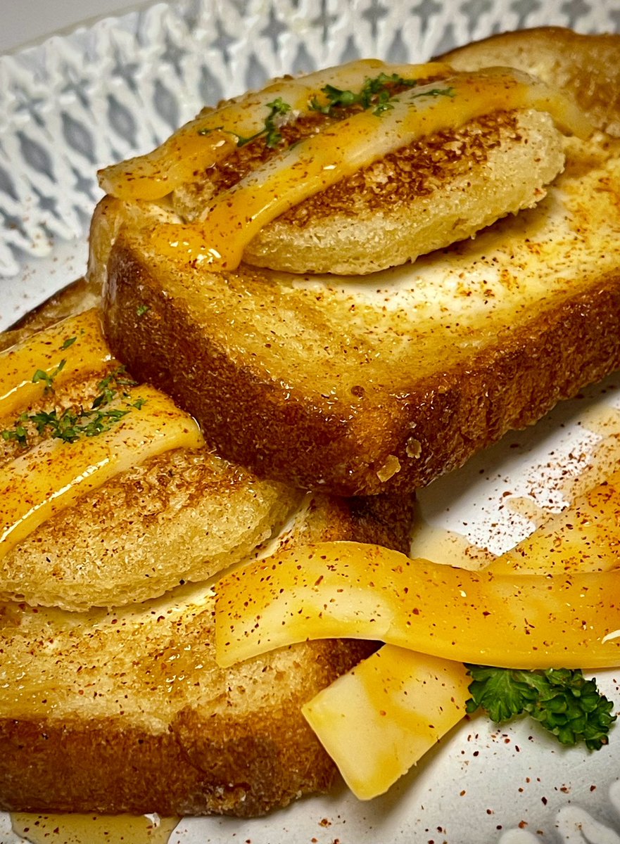 SammyJoCooks4U's tweet photo. Feeling super lazy for dinner…
when is the last time y’all had “Birds-in-a-Basket”??
So simple yet so yummy, finished them off with strips of Colby Jack cheese, a sprinkle of cayenne and a nice solid drizzle of maple syrup… #dinner #FridayFeeling #homechef #SimpleGoodFood 😋 https://t.co/AlfP6qLldn