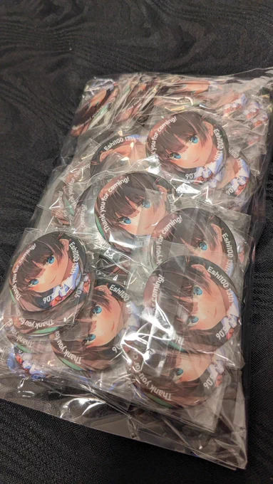 本日は絵師100人展サイン会よろしくお願い致します! まきちゃの缶バッジおまけでお付けしますー