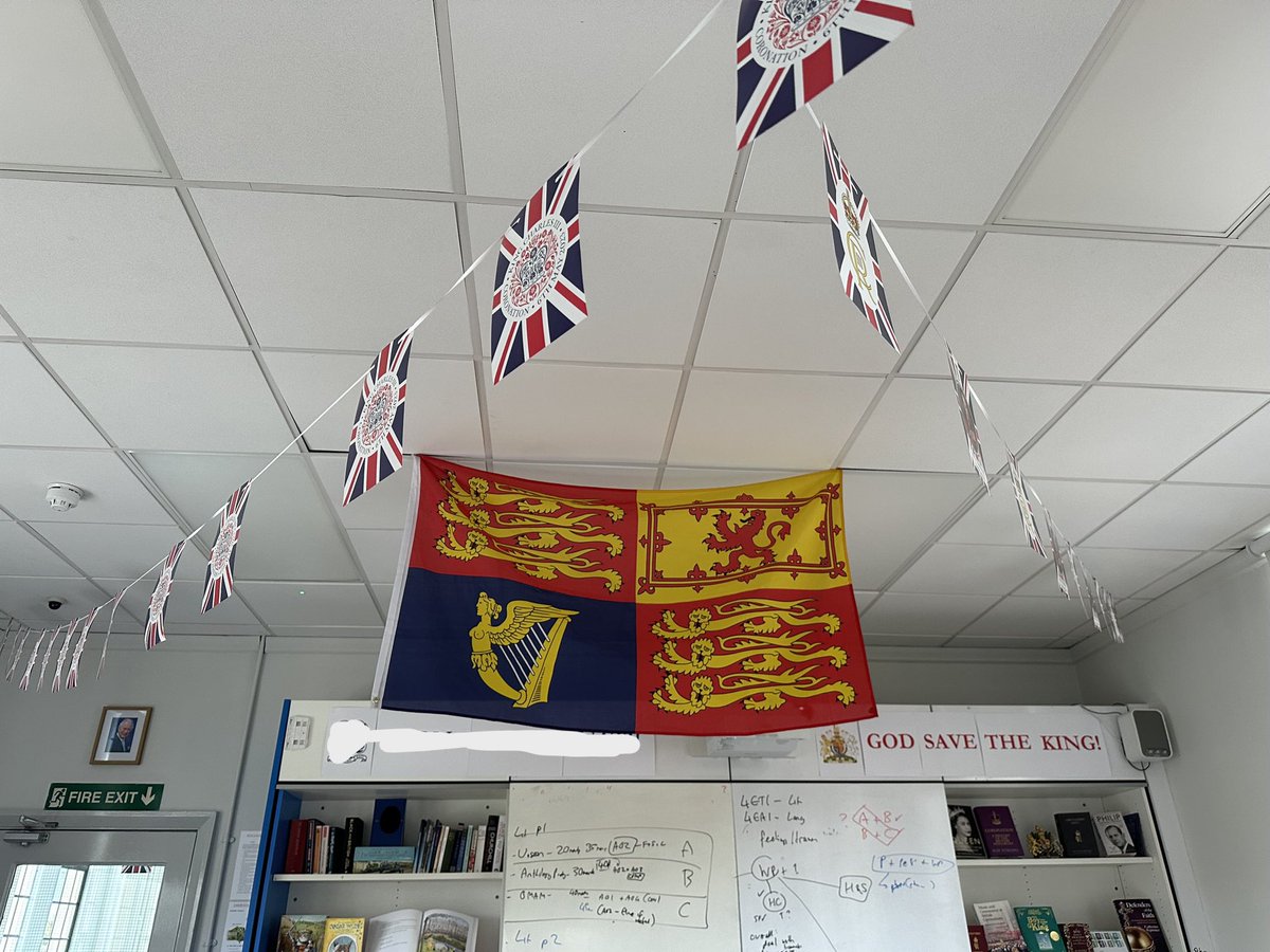 CoronationCount's tweet image. What an excellent classroom this is. I think they should make this teacher the headmaster.