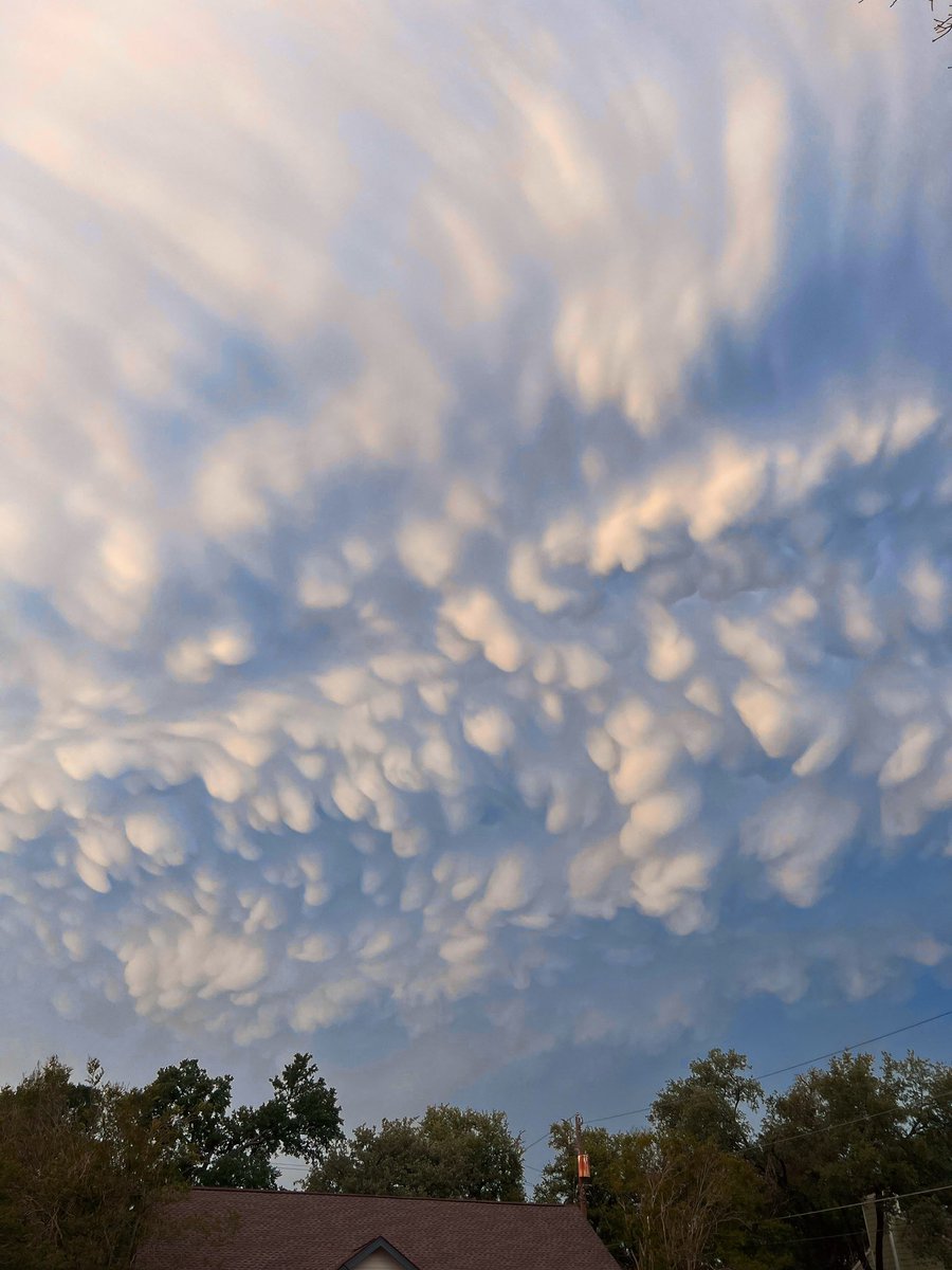 ATXHRLady's tweet photo. Amazing mammatus clouds in Austin!! 
#atxwx #txwx #twitterwx https://t.co/x1f6NVz759
