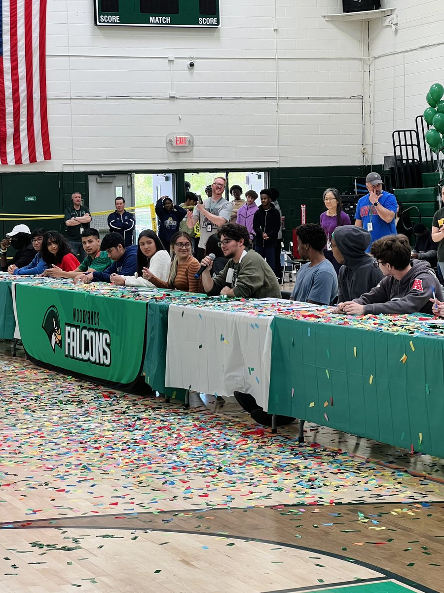 teachandknit's tweet photo. @GreenburghWMHS Happy #CollegeSigningDay to our amazing seniors who make their teachers very proud!🎊 🎉 https://t.co/QdNwaFUgcS