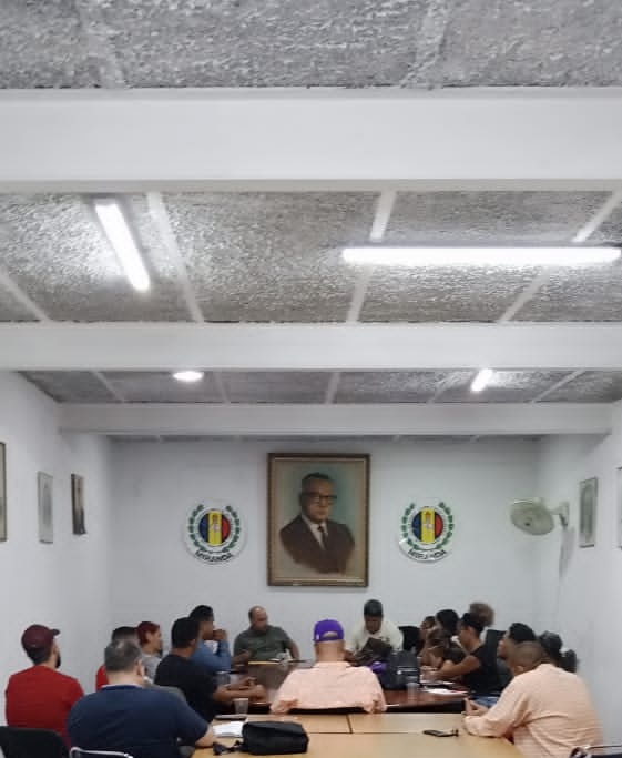CES_MirandAD's tweet photo. Reunión de CES Miranda,analizando el acontecer político nacional y regional,planificando las próximas actividades para el fortalecimiento de las estructuras del partido.
¡Por una Venezuela Libre y de los Venezolanos!
#BernabeEnAccion
@adbernabe
@ADIsraelHerrera https://t.co/U40dAukEgS