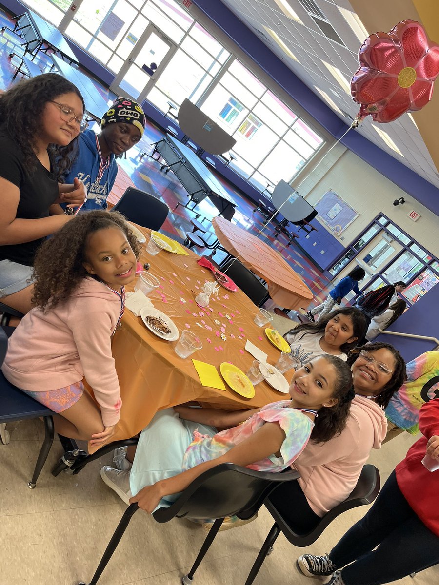 MirandaYoung2's tweet photo. KSA Recognition Ceremony - loved celebrating these students for their hard work earning proficient or distinguished on KSA last school year! 🌼🍄 ready for a groovy week of testing next week! @PBC_Elementary @BGISD @BGISDgaryfields https://t.co/QXfloSjbBf