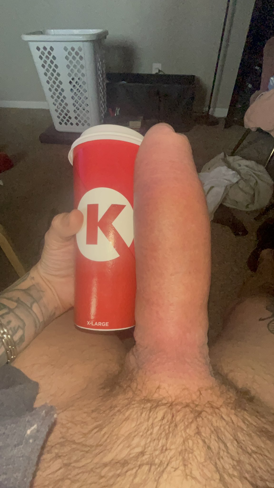 I love my morning coffee, especially the XL cup 😏 #hung #hugecock #bwc #gay #of #onlyfans https://t.co/xaUbQIBZj4