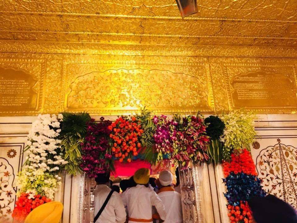 dashmeshpita's tweet photo. ਤੇਰਾ ਜੋਰੁ ॥ ਚਾਚਰੀ ਛੰਦ ॥

ਜਲੇ ਹੈਂ ॥ ਥਲੇ ਹੈਂ ॥ ਅਭੀਤ ਹੈਂ ॥ ਅਭੇ ਹੈਂ ॥੬੨॥

You are in water. You are on land. You are fearless. You are indiscriminate.

ਪ੍ਰਭੂ ਹੈਂ ॥ ਅਜੂ ਹੈਂ ॥ ਅਦੇਸ ਹੈਂ ॥ ਅਭੇਸ ਹੈਂ ॥੬੩॥

You are the Master of all. You are unborn. You do not belong to any country. You are garbless.