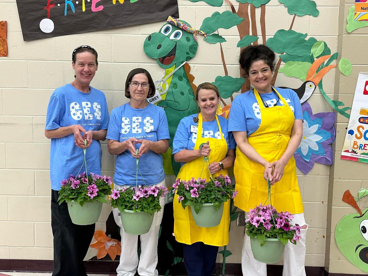 Flowers for our Heroes! <a href="/greystoneelem/">Greystone Elementary</a> <a href="/HooverSchools/">Hoover City Schools</a> #SchoolLunchHeroDay #SLHD23