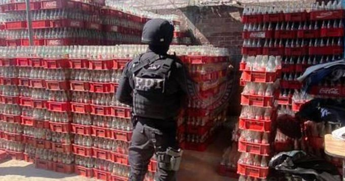 Latitud21mx's tweet image. ¿A dónde vamos a parar? Ahora... refresco pirata 👀

Decomisan cientos de botellas de refresco clonado que se vendía en puestos ambulantes del centro de la #CDMS, Chalco, Neza y la Central de Abastos. 
Representaría ganancias diarias de más de 12 mil pesos. 🤦‍♀️ 
#huachicola