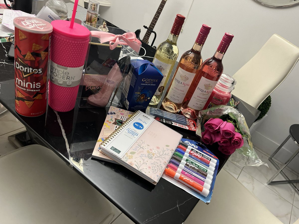 A parent called me into the office and gifted me some of my favorite things. What a way to start off my #TeacherAppreciationWeek ! 

ForeverGrateful! Nice Surprise 💕