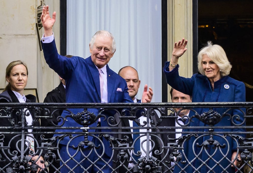 Princes Harry, Andrew out in the cold at coronation - newsete.com/princes-harry-… Harry, Andrew out in the cold at coronation

Britain’s King Charles III (L) and Britain’s Camilla (R), Queen Consort, greet wellwishers from the balcony of the city Hall, in Hamburg, northern Ger...