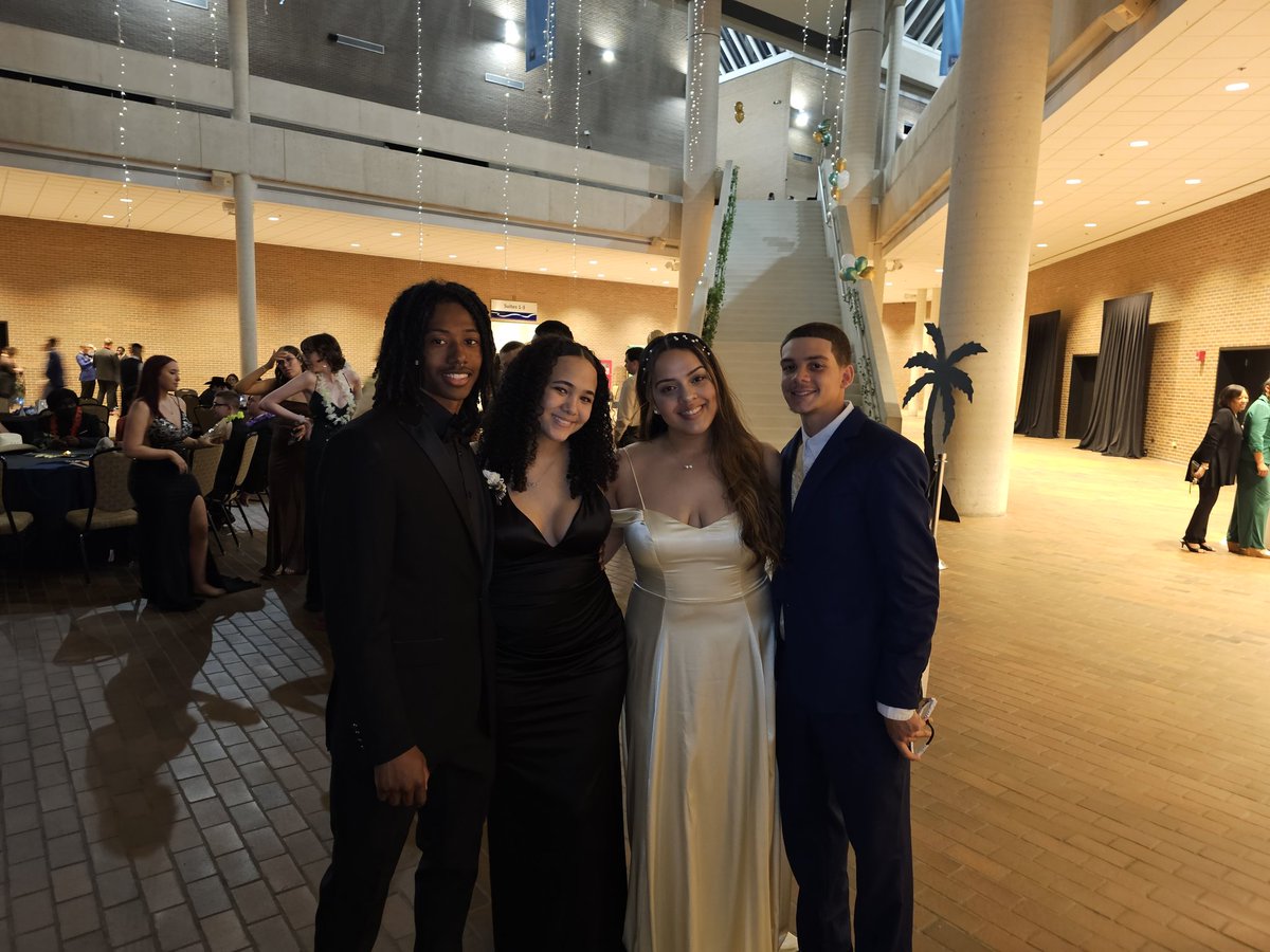 shenderson574's tweet photo. @SBRileyhigh 2023 Prom
#SafeProm #GoWildcats https://t.co/wAwzHbd7gn