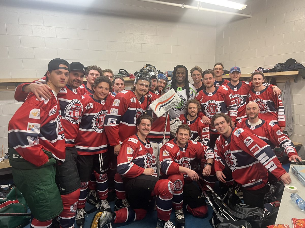 Awesome charitable hockey tournament today in Edmonton to raise money for <a href="/HockeyHelps/">Hockey Helps the Homeless</a> the homeless! Beau tournoi de hockey caritatif aujourd’hui à Edmonton pour ramasser des fonds pour les sans-abris!