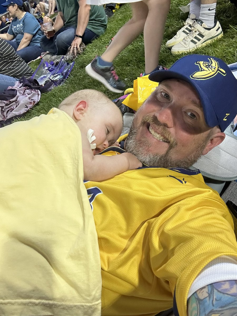 BlueBeardTBL's tweet photo. Beautiful night and Great way to spend time with the family and @TheSavBananas on the right field lawn!!! https://t.co/EMikDT76Dx