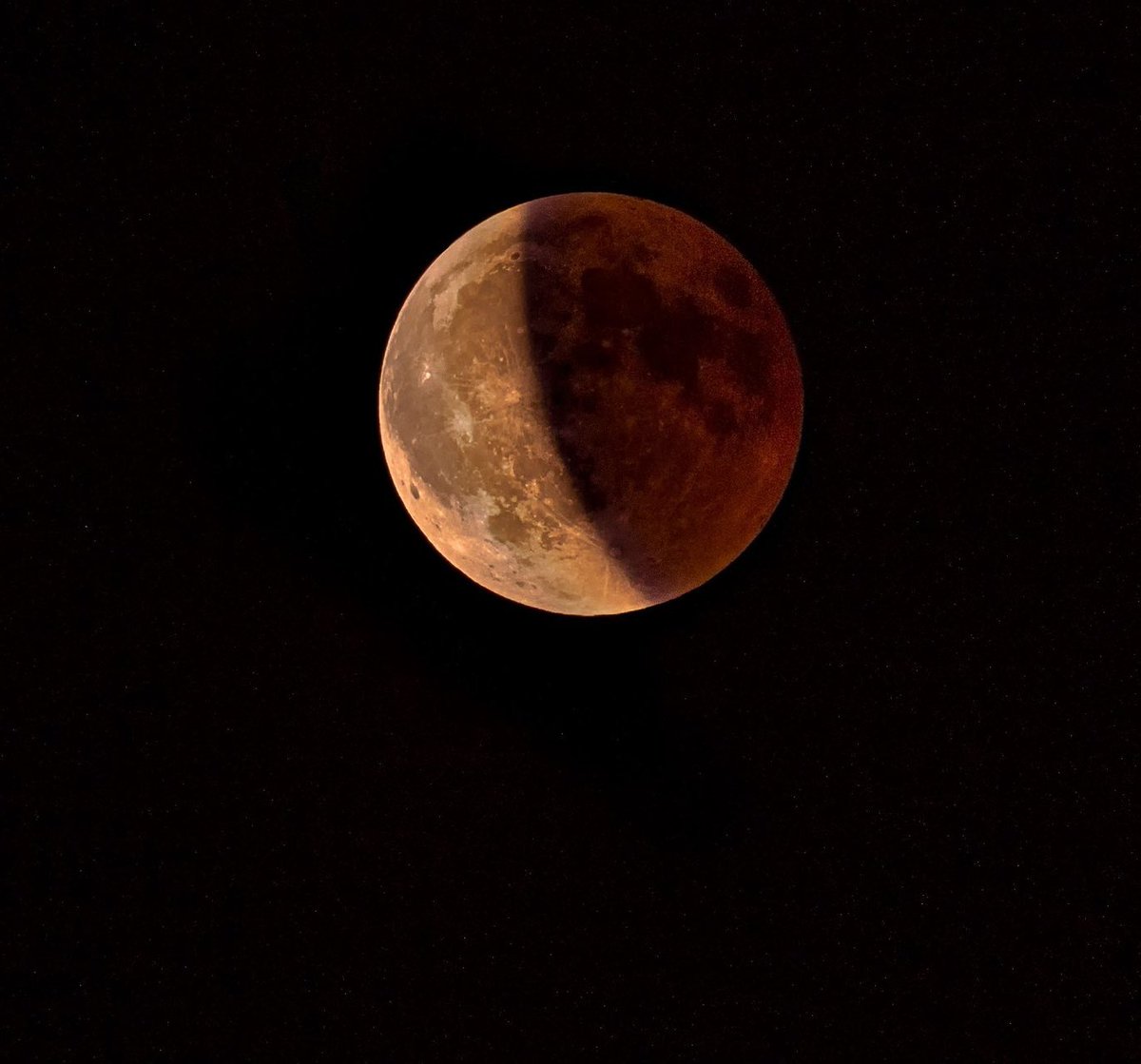 dereckivxn's tweet photo. Que mágica es la luna✨ https://t.co/Y5WliTLPT9
