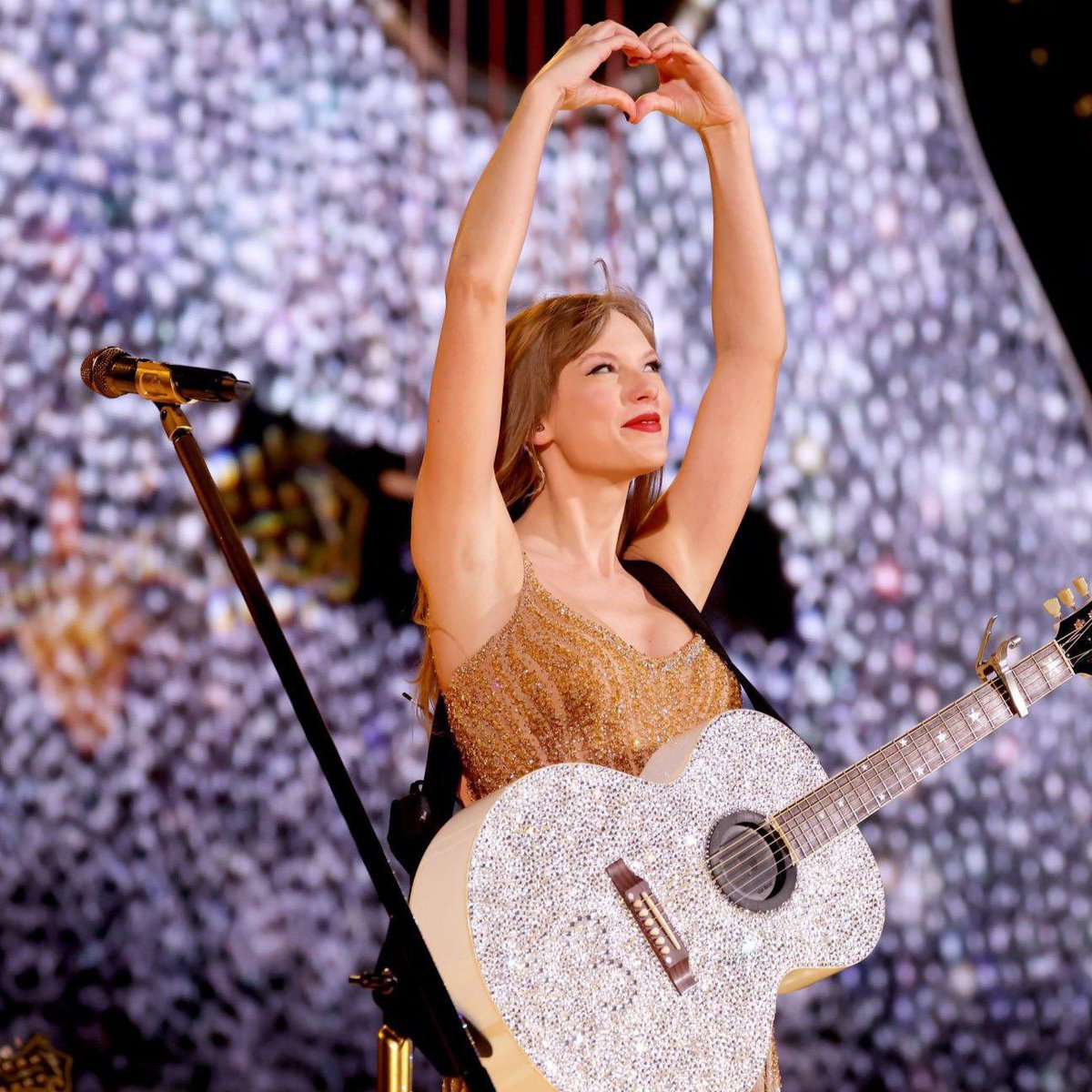 TheSwiftSociety's tweet photo. 💬| @TaylorSwift13 performing "Fearless"

"Is it raining? Is it really raining during this song?" https://t.co/JwHFL90qiY