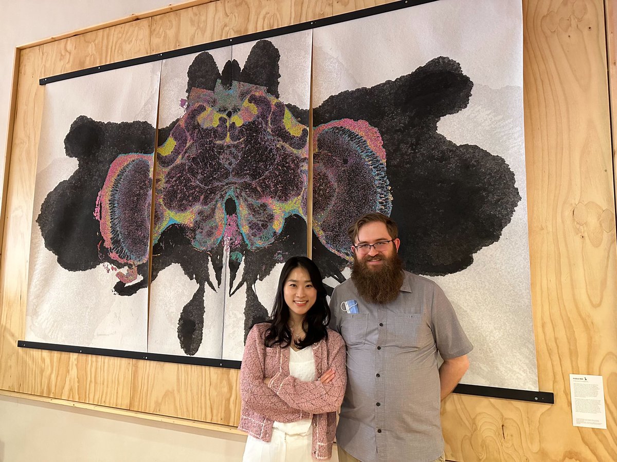 We are excited to announce that our honeybee spatial transcriptomics work has been incorporated into one of the art pieces at Cafeteria and Company in Urbana as part of the Art of Science gallery! 
igb.illinois.edu/gallery/artofs…