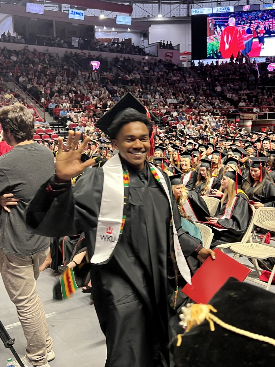 WKUSPM's tweet photo. #SPMgrad https://t.co/6IGoTHHbEW