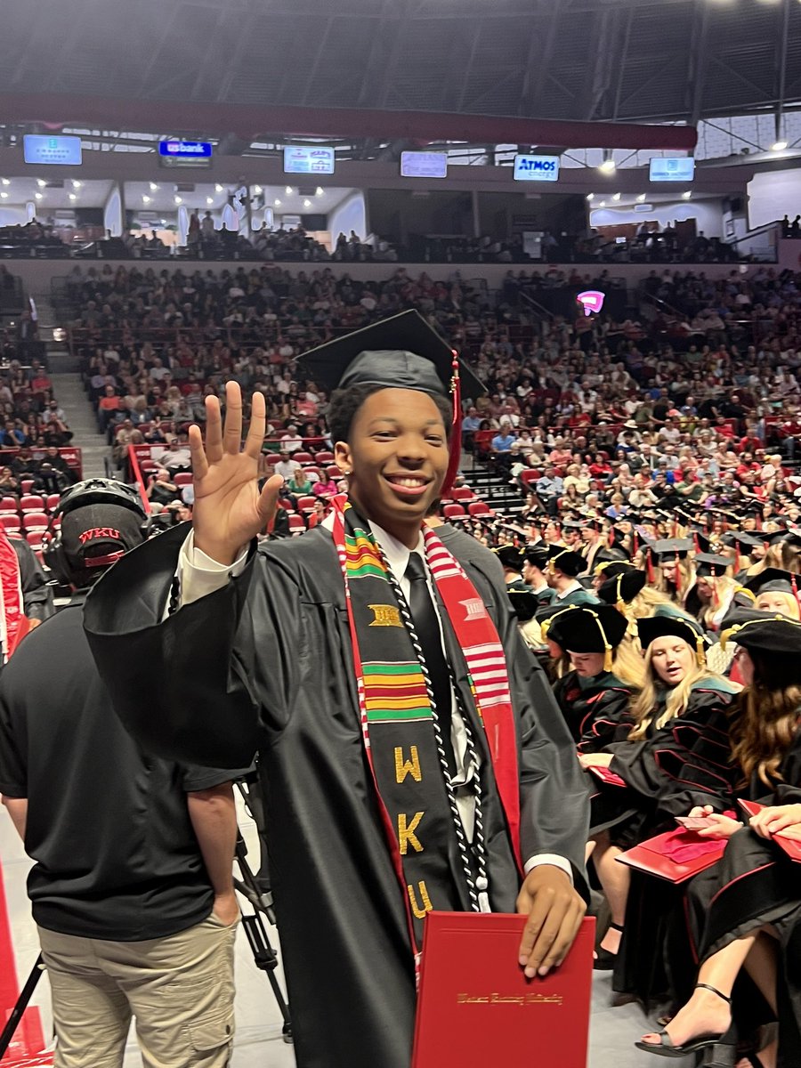 WKUSPM's tweet photo. #SPMgrad https://t.co/6IGoTHHbEW