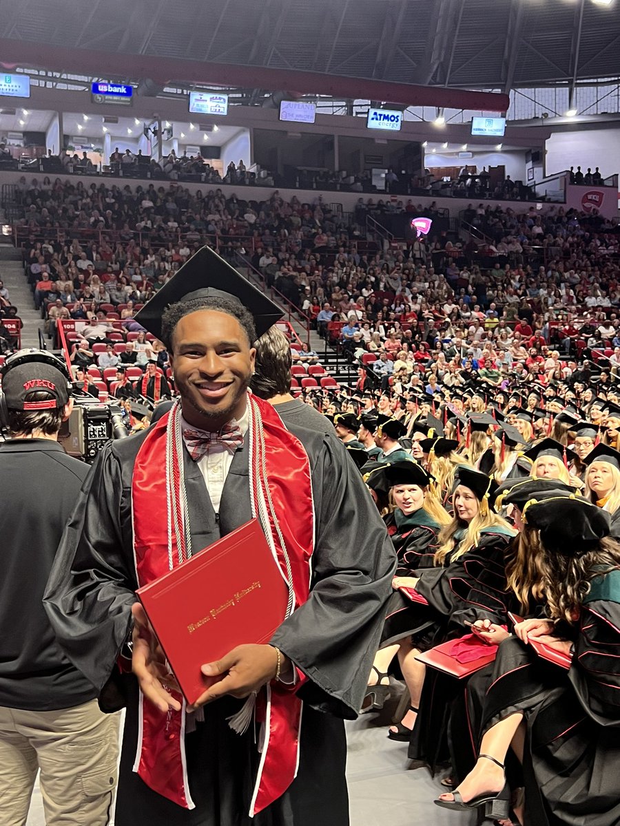 WKUSPM's tweet photo. #SPMgrad https://t.co/6IGoTHHbEW