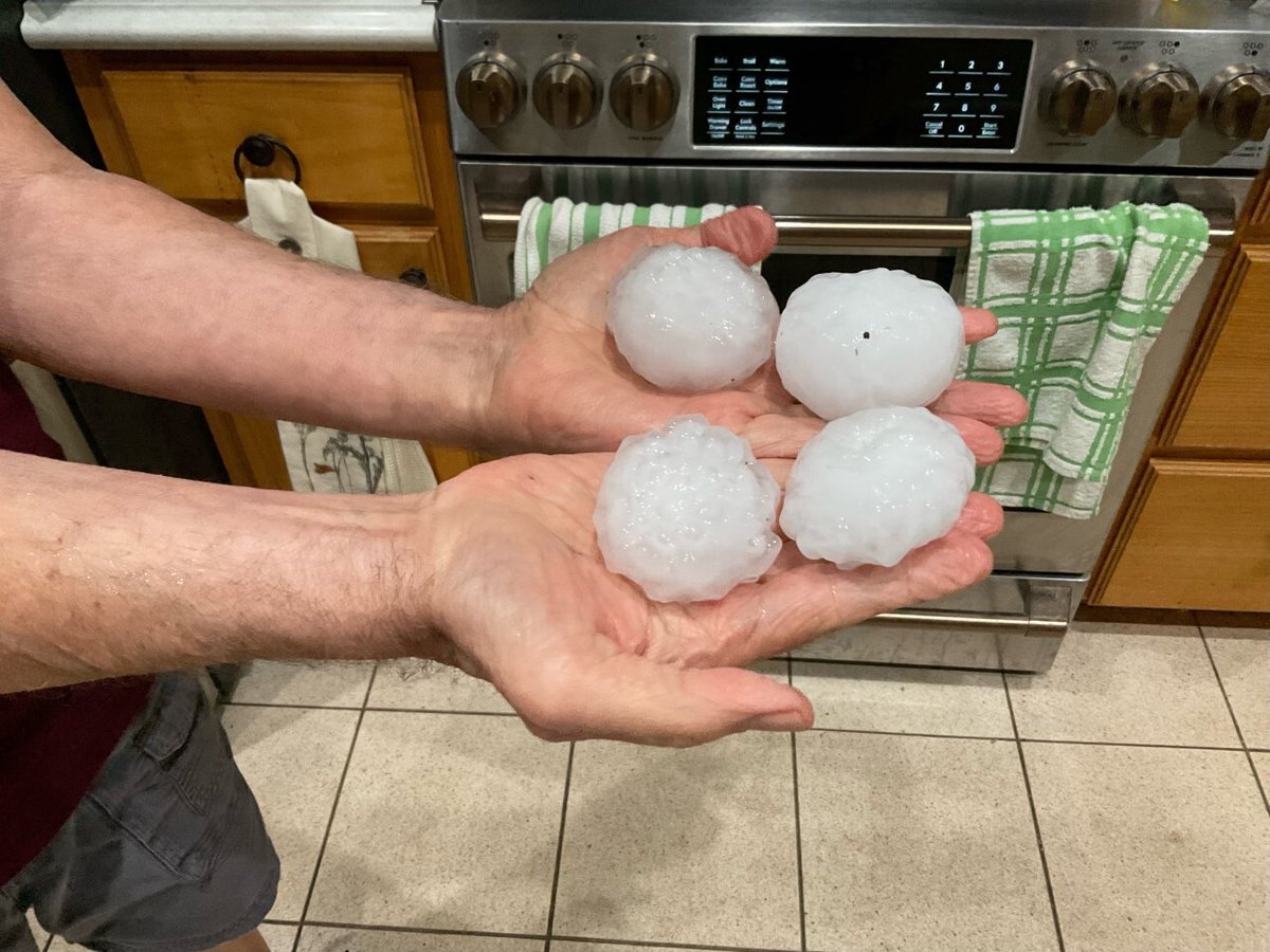 MetStormKelly's tweet photo. Check out this large hail in Burnet County near Delaware Springs Golf Course.
Courtesy: Steve Scates https://t.co/77As45D4zv