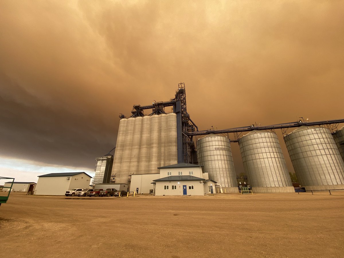 jadefleming4's tweet photo. Views this evening of the County of Grande Prairie wild fires. #prayforrain #northernalberta #abwildfires https://t.co/C2HEcHbyAH