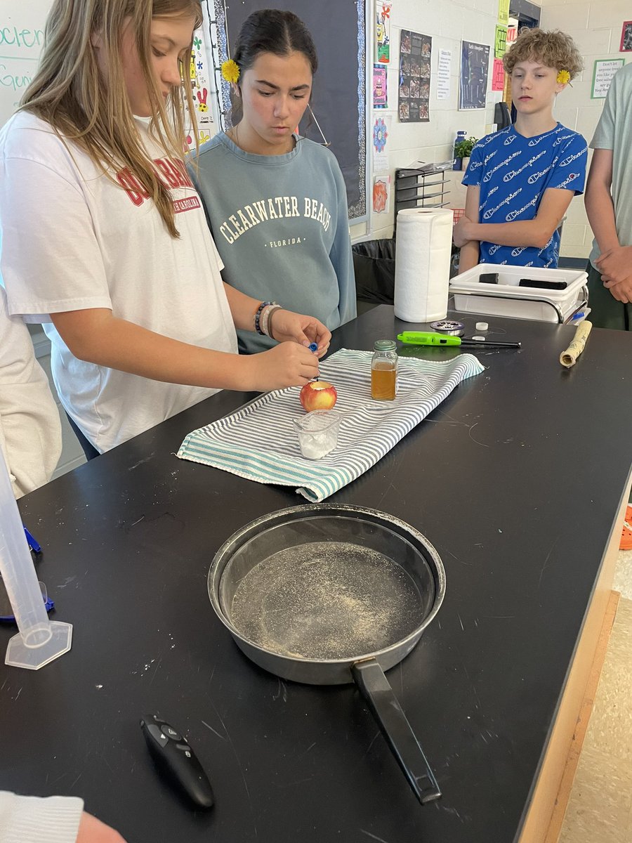 jessdarkscience's tweet image. We finally presented our #GeniusHour projects. Students worked over the past few weeks exploring a science related phenomena that interested them. I loved learning about their passions. 
#gogulllake #glcs #glms