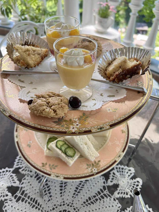 ローズティーが素晴らしくて茶葉買ってきちゃいました。 他のお客様がお茶が美味しいとご主人にお話ししたところ「奥さんがお茶を淹れるのが上手で、それでけっこんしたの」と癖がありつつも上手な日本語でお話ししてるのを、横から聞き耳してました。