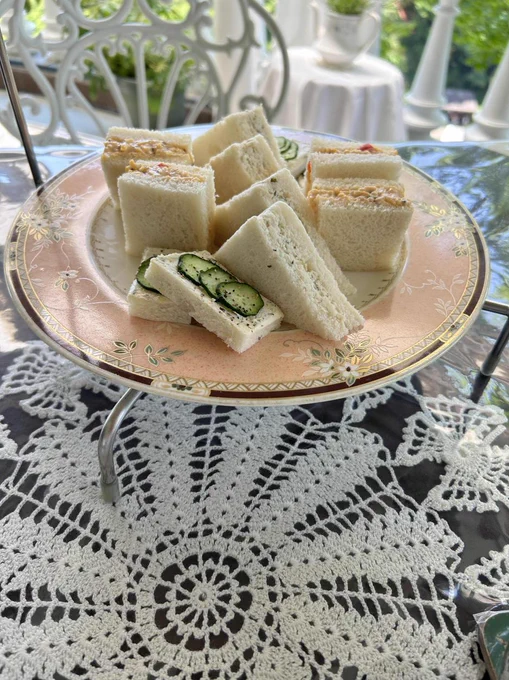 ローズティーが素晴らしくて茶葉買ってきちゃいました。 他のお客様がお茶が美味しいとご主人にお話ししたところ「奥さんがお茶を淹れるのが上手で、それでけっこんしたの」と癖がありつつも上手な日本語でお話ししてるのを、横から聞き耳してました。