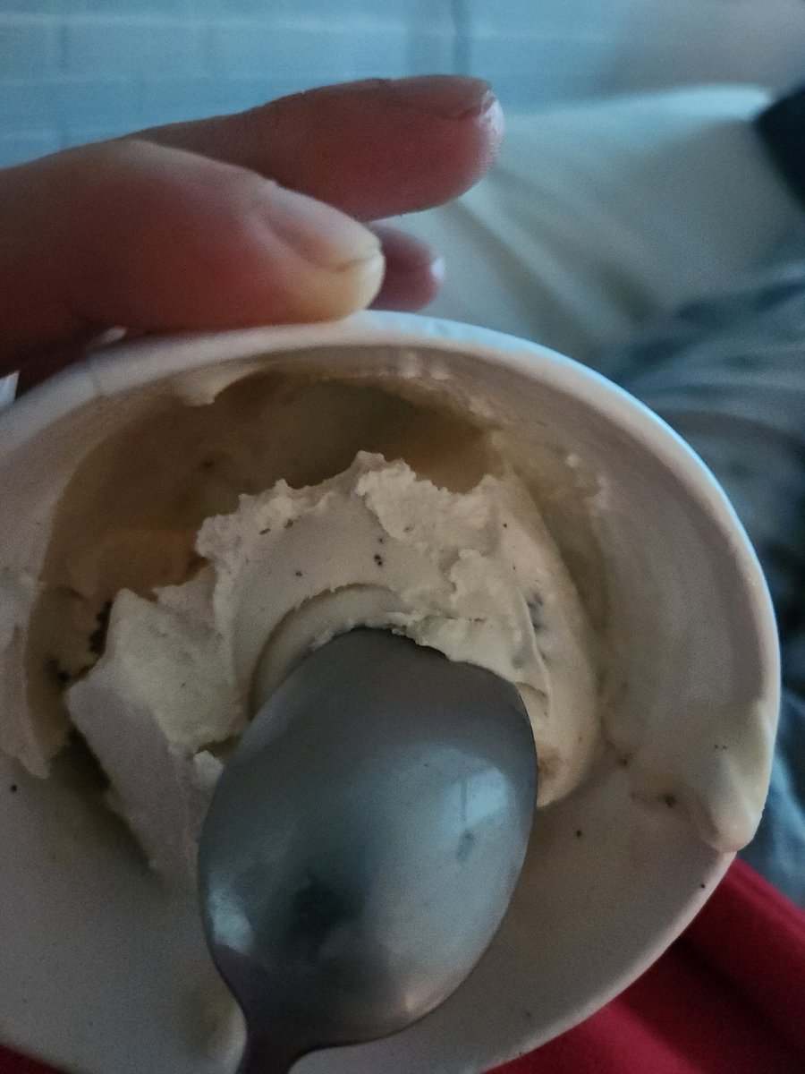 CooperMS06's tweet photo. @HaagenDazs_US  cookies n cream? Flecks of cookie throughout. Starting to cut back on ingredients #icecream https://t.co/JQwSojMn4b