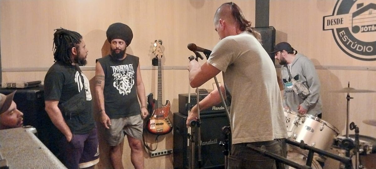 Indaizoficial's tweet photo. 04/05/2023 - Pré Gravação do primeiro EP da @indiarart com a @indaizoficial como banda de apoio.

Aguardem novidades desse trabalho que terá a produção do @holandes_debruijn do @estudiosotao 

#indaiz #indiara #musica #primeieoEP #reggae #ragga #dancehall https://t.co/O0VcJmhOaP