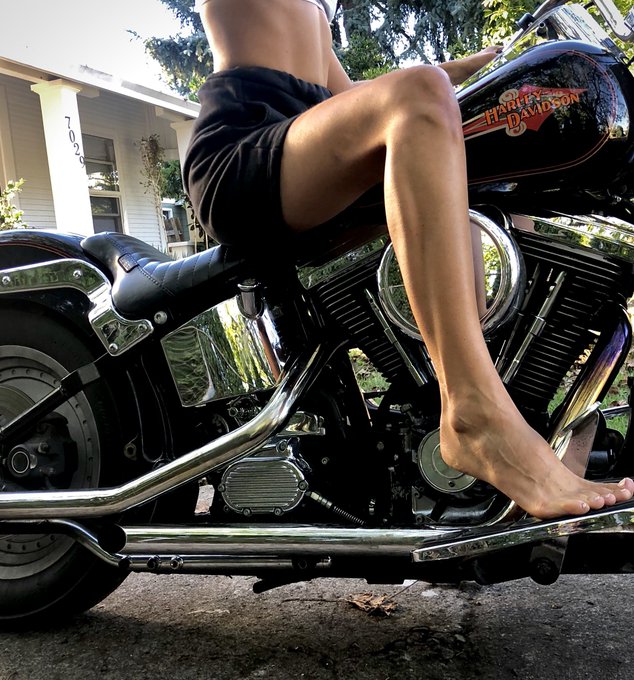 🏍🦵🦶 #feet #feet_lover https://t.co/7bp2HqLwMS<a href="/tag/feet"class="tags">#feet</a><a href="/tag/feet_lover"class="tags">#feet_lover</a>