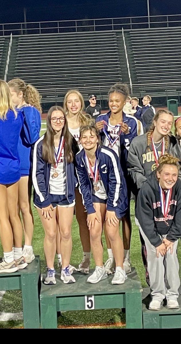 SATrackField_18's tweet photo. The girls 4x400m relay goes for a 5th place finish and a new PR at the #PineRichlandInvitational ⁦@SATrackField_18⁩ ⁦@Shalerathletics⁩ #TitanPride #WeAreSA https://t.co/O0WmRcUcvF