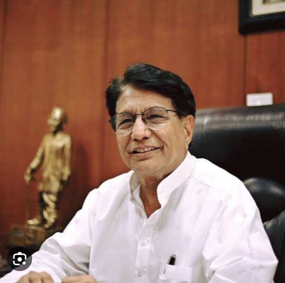 jagdeep_ohlan's tweet photo. किसानों के मान सम्मान के लिए अपना जीवन न्यौछावर लेने वाले चौधरी अजीत सिंह जी को उनकी पुण्यतिथि पर शत शत नमन💐💐🙏🙏
@jayantrld @RLD_IT @RLDparty @SachinTyagiRLD @ChandanChauhanS https://t.co/FMLFB56sKE
