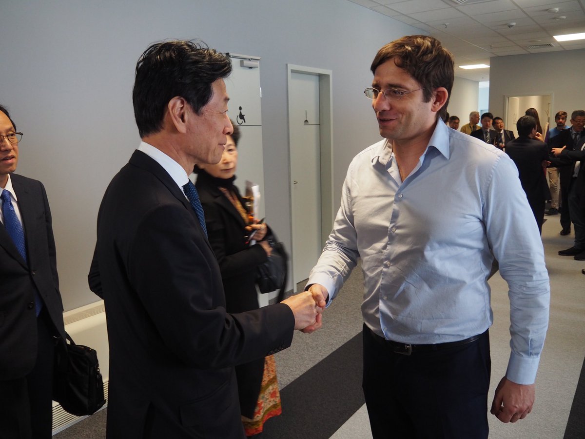 meti_NIPPON's tweet photo. 西村大臣は、#ブルガリア にて、#AI などの研究機関 #INSAIT を訪問。関心を持つ同行日本企業7社も参加し、ペカノフ副首相やヴェチェフ所長らと今後の連携などについて意見交換しました。#meti_daijin https://t.co/K9kmC3f2Wp