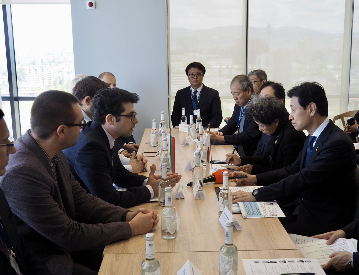 meti_NIPPON's tweet photo. 西村大臣は、#ブルガリア にて、#AI などの研究機関 #INSAIT を訪問。関心を持つ同行日本企業7社も参加し、ペカノフ副首相やヴェチェフ所長らと今後の連携などについて意見交換しました。#meti_daijin https://t.co/K9kmC3f2Wp