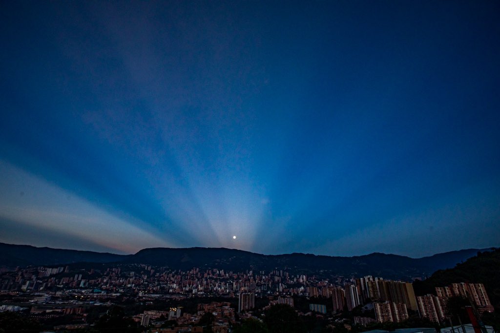 Areametropol's tweet photo. ¿Ya viste la luna 🌕 de hoy? Después de estos calurosos días, llegan las noches a dejarnos estas grandiosas #PostalesMetropolitanas 📸.

¡Te deseamos un feliz #FinDeSemana 🙌🏻💚! https://t.co/hUWxqbSQJ6