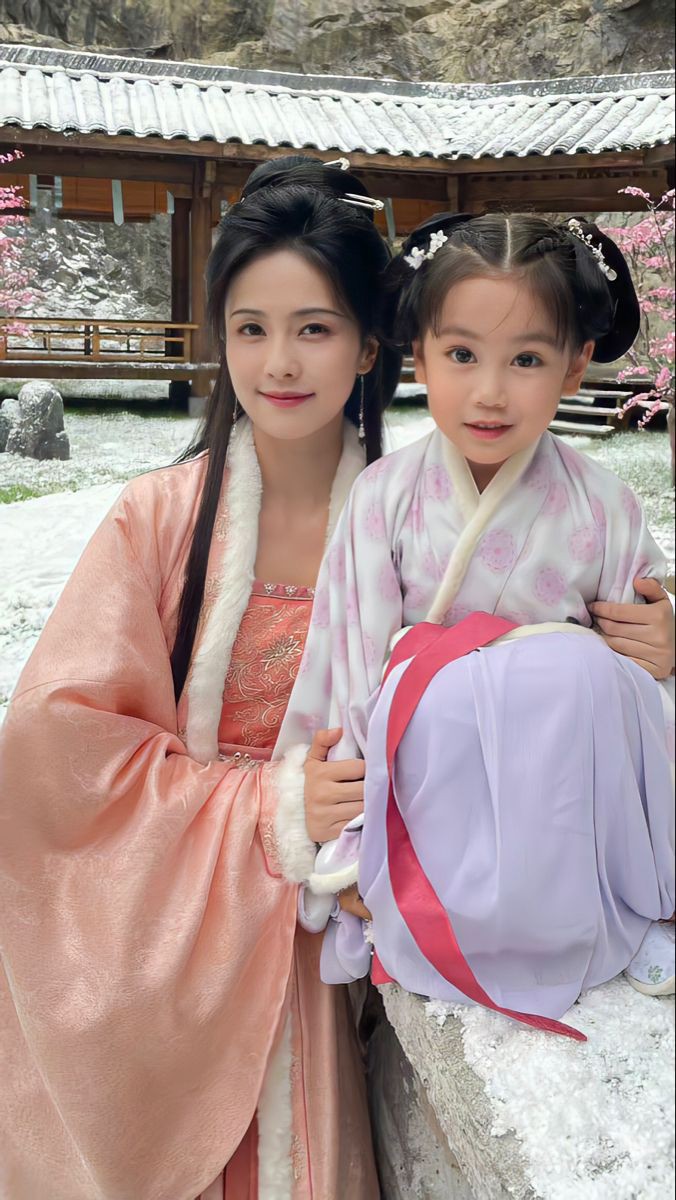 #TillTheEndOfTheMoon Li Susu with her daughter "Tantai Zimi".

#StoryOfKunningPalace Jiang Xuening with her daughter "Xie Kai"

#BaiLu 🤍