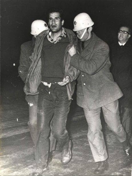 GokhanCayirli's tweet photo. Kavaklıdere de polis kulübesi kurşunla, iki polisi yarala,
Banka soy,
Halkı isyana teşvik et,
Hakkındaki karar idam olun ağla.
Üçünüzü toplasak bir #CengizBaktemur
Bir #HalilEsendag
Bir #SelcukDuracık etmezsiniz.
#Daragacindaucfidan
#DenizGezmiş https://t.co/ui3xsK3IMY