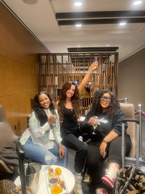 DaniMoneTruitt's tweet photo. Vacation has officially began!!! Get ready BARCELONA!!! Me, @mollydollyy and @theninaparker are coming for you! 😘🥰🙌🏾 https://t.co/Zhl4fGnG0R