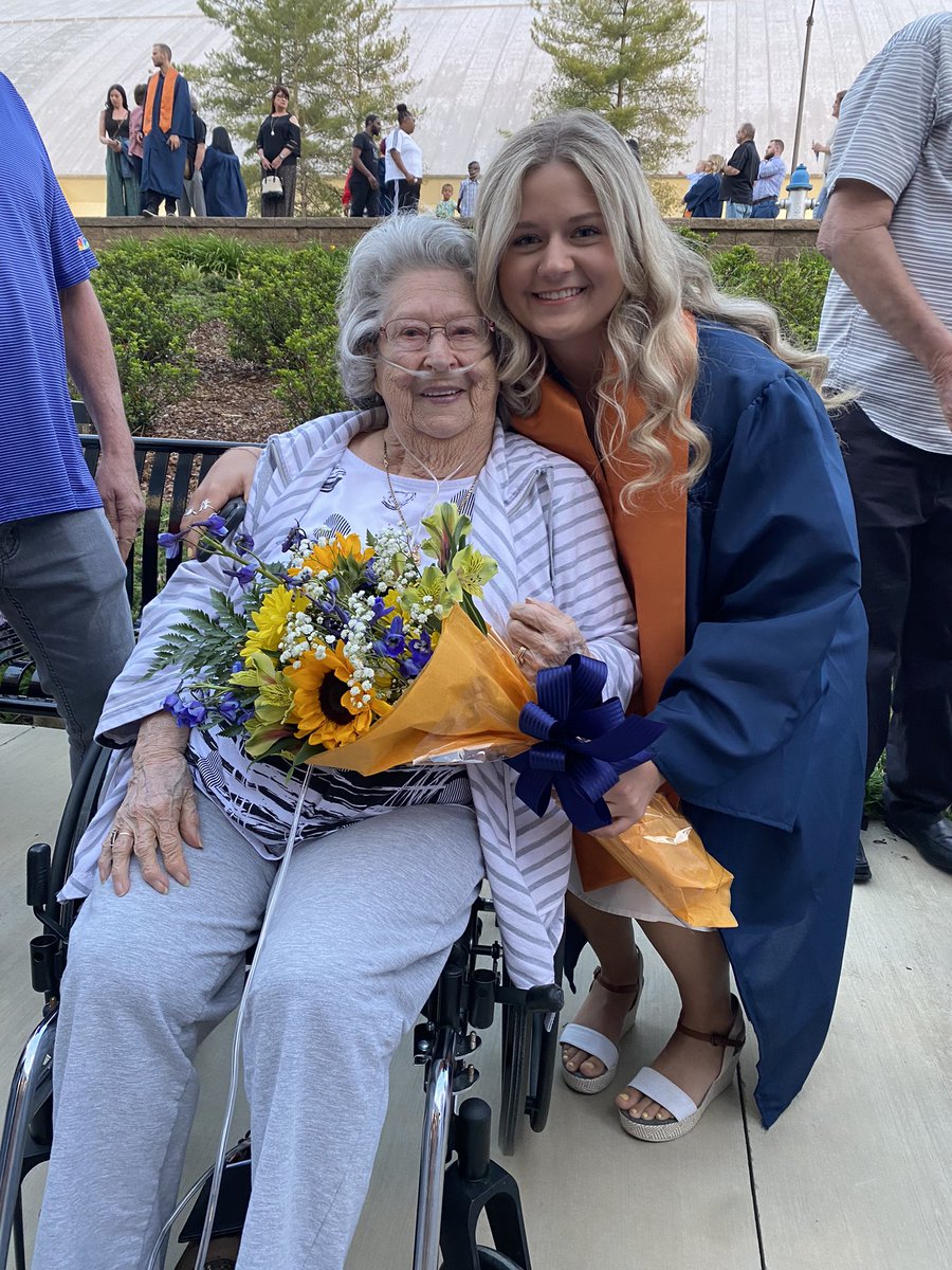 MrspaceXMusk441's tweet photo. the update twitter has been waiting for, the youngest’s college graduation. so much love for this woman❤️ https://t.co/DmtqMWxGsI