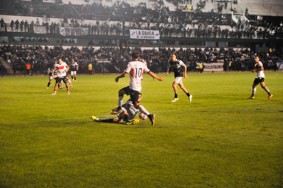 juntoalgallo's tweet photo. Final del partido...ganooooo MOROOOOONNNNNN!!!!!...

Morón 2 - 0 All Boys...

⚽ RESCALDANI 
⚽ SOSA

vamosss Moron carajoooooo!!!!!!.. ⚪🔴⚪

#depmoron #moron #clubdeportivomoron #somoseloeste #juntoalgallo #ilusionintacta #PrimeraNacional #moronmoron #VamosGallo #Fecha15   🐔 https://t.co/lOAKzIlgS9