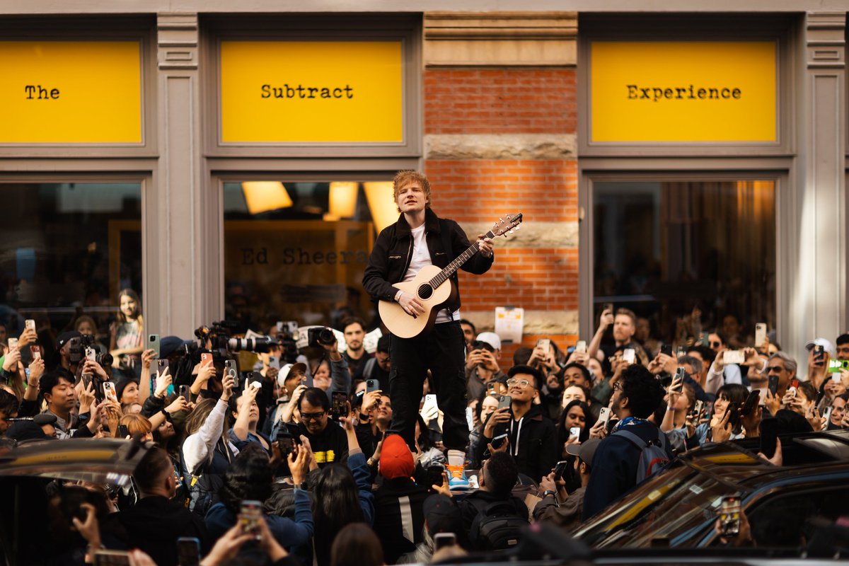 GotIt4sure's tweet photo. AYOOO!! Ed Sheeran beat the case, stood on top of the roof of a car in the middle of NYC, and performed an impromptu concert 🤣🤣 beyond legendary 🫡 https://t.co/wCfgW1YGIL