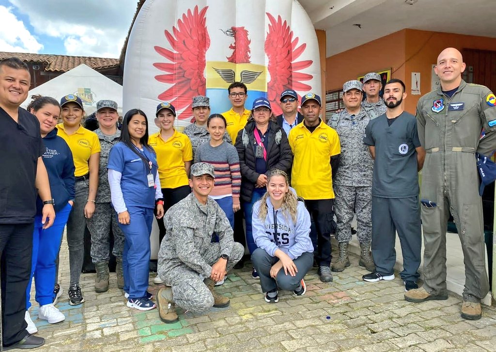 FuerzaAereaCol's tweet photo. Jornada de salud y bienestar liderada por su @FuerzaAereaCol, @GobAntioquia y @AlcaldiaSP, benefició a 285 personas de la población rural de San Pedro de los Milagros en #Antioquia.
▶️
https://t.co/gamrmIXG5P
#MiFuerzaAérea🇨🇴
#CACOM5
#HechosConAmor
#SiempreFirmes https://t.co/jvKsH7jA1T