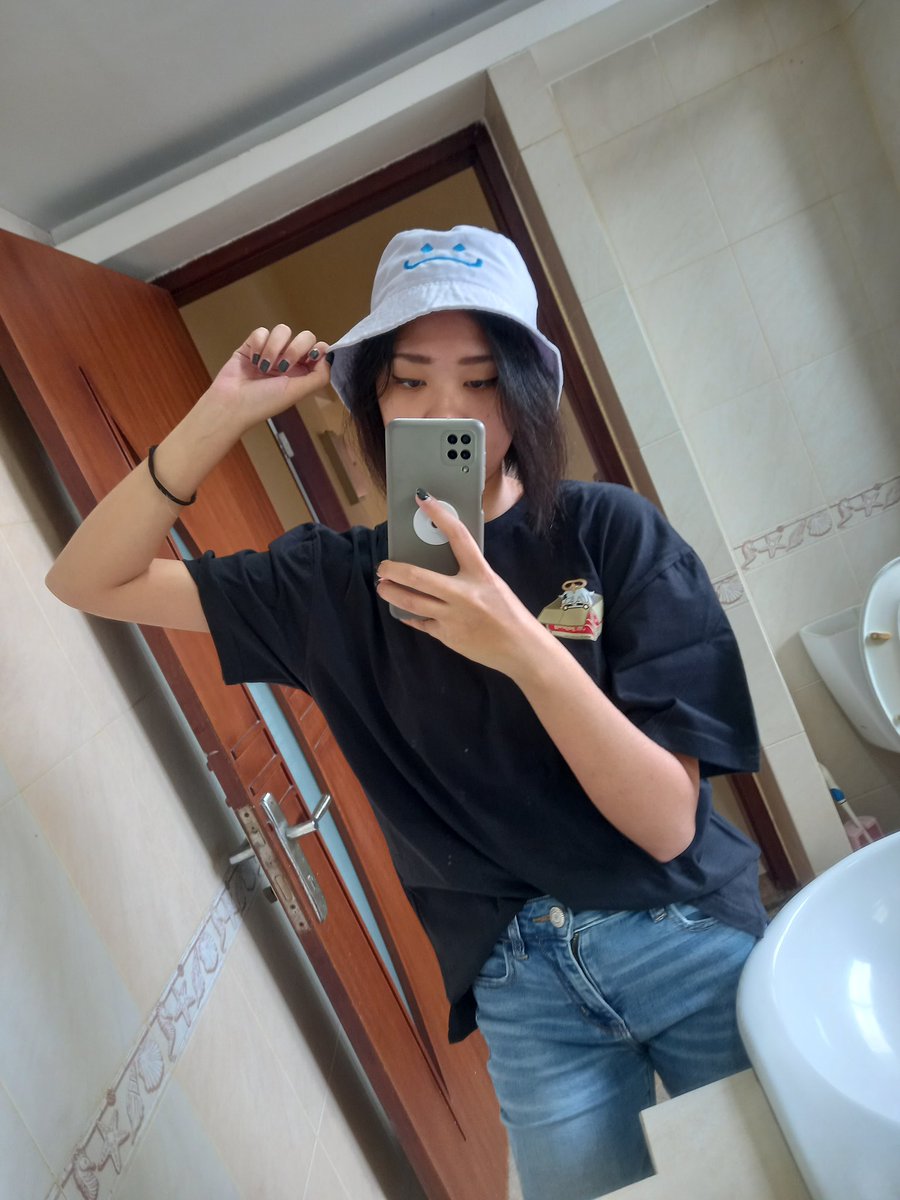sinarynn's tweet photo. hat or no hat? 👒

#comifuro16 #cf16 https://t.co/ByjUUK3Mu3