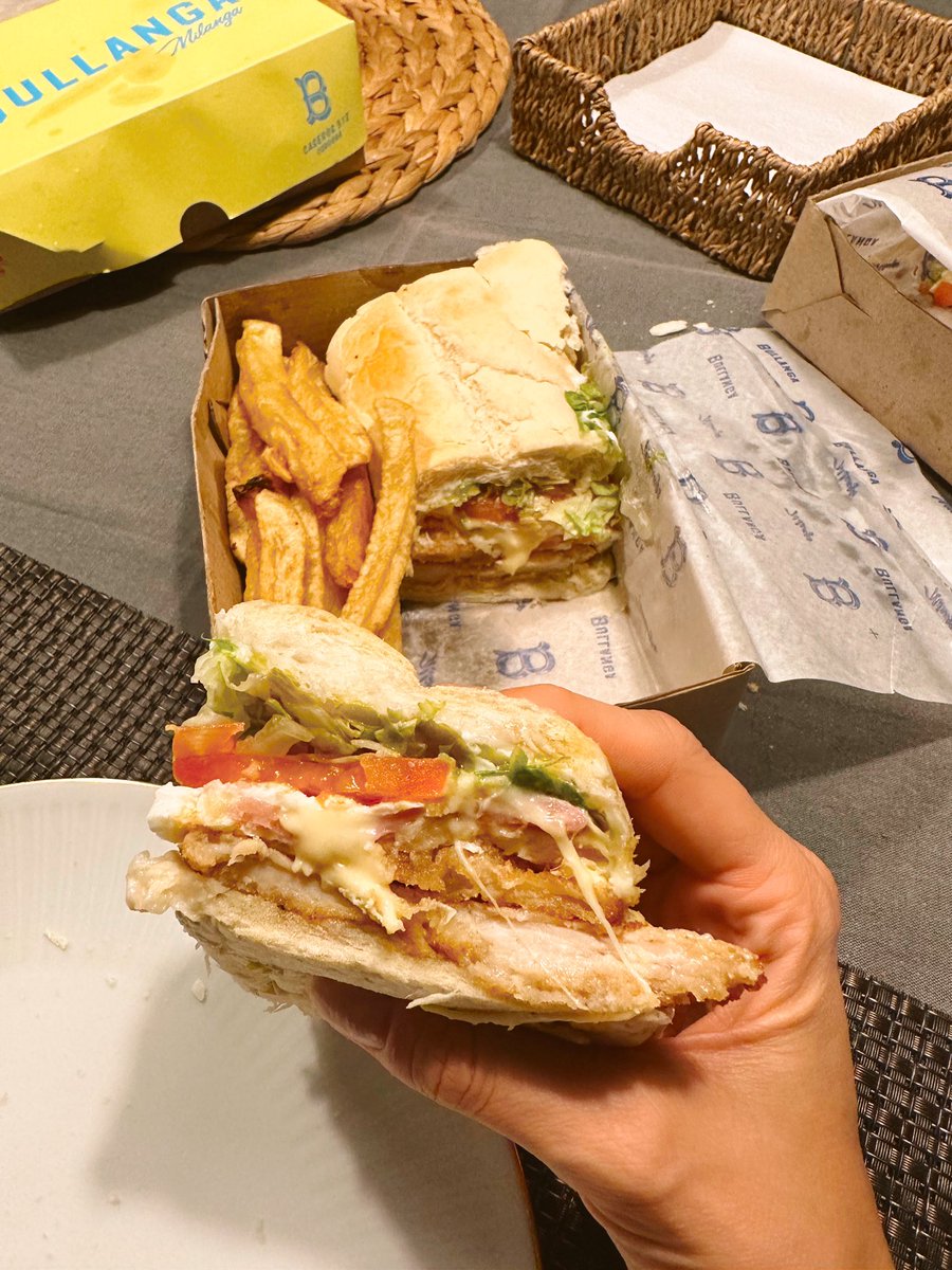 PasajeEnMano_'s tweet photo. Que fruta noble el sándwich de
Milanesa. 

Viernes. Este clima frío. Vos y yo. Sándwich de milanesa. Enviar. 

📍 Bullanga Milanga. Caseros 308. ciudad de Córdoba. https://t.co/312dLlSnwa