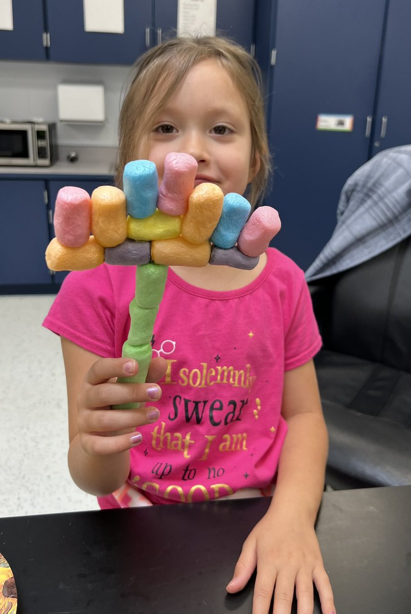 MrsBloomrose's tweet photo. First grade risk-takers! And a balanced student who couldn’t attend last month’s lunch! Do you see the table made out of craft puffs?! Such creative kiddos! @anesmustangs @mspark2teach @awharris0528 @wieduwmg @MarkMustangs @ibpyp #lplunch #risktaker https://t.co/WV0hFsuM5n
