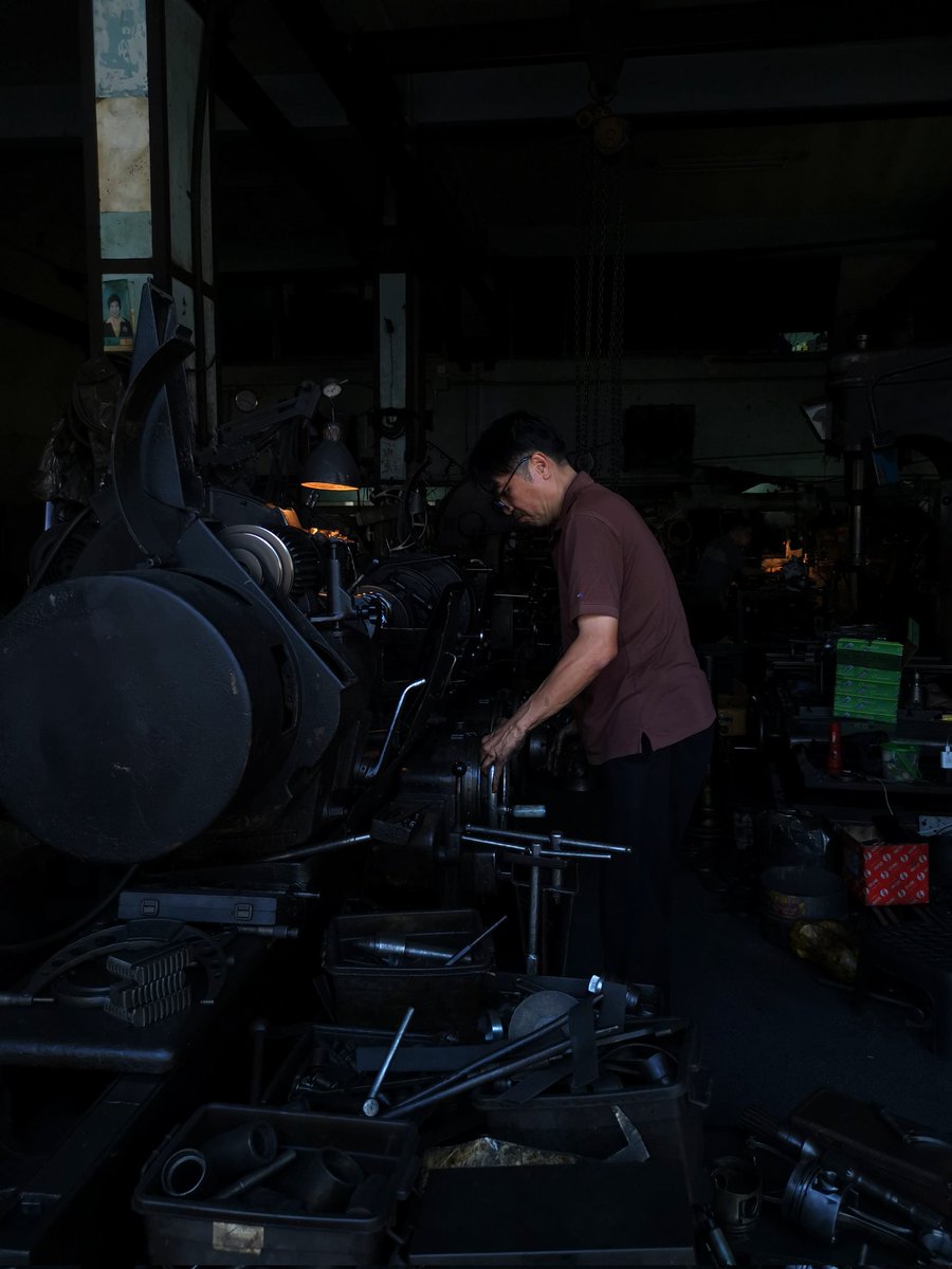 jpb_foto's tweet image. Just because I like it... #manatwork shot with #huaweimate20pro #mobilephotography #bangkok #streetphotography